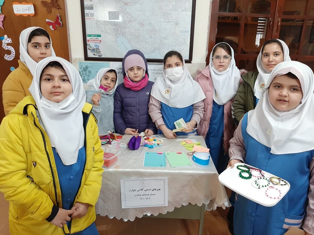 بازارچه هنرهای دستی دانش آموزان